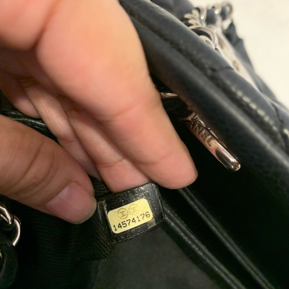 Authentic Chanel chain shoulder bag. - Picture 13 of 16